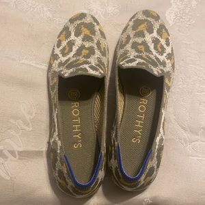 This is a loafer in size 6 1/2 and two small for me 😞 VGUC